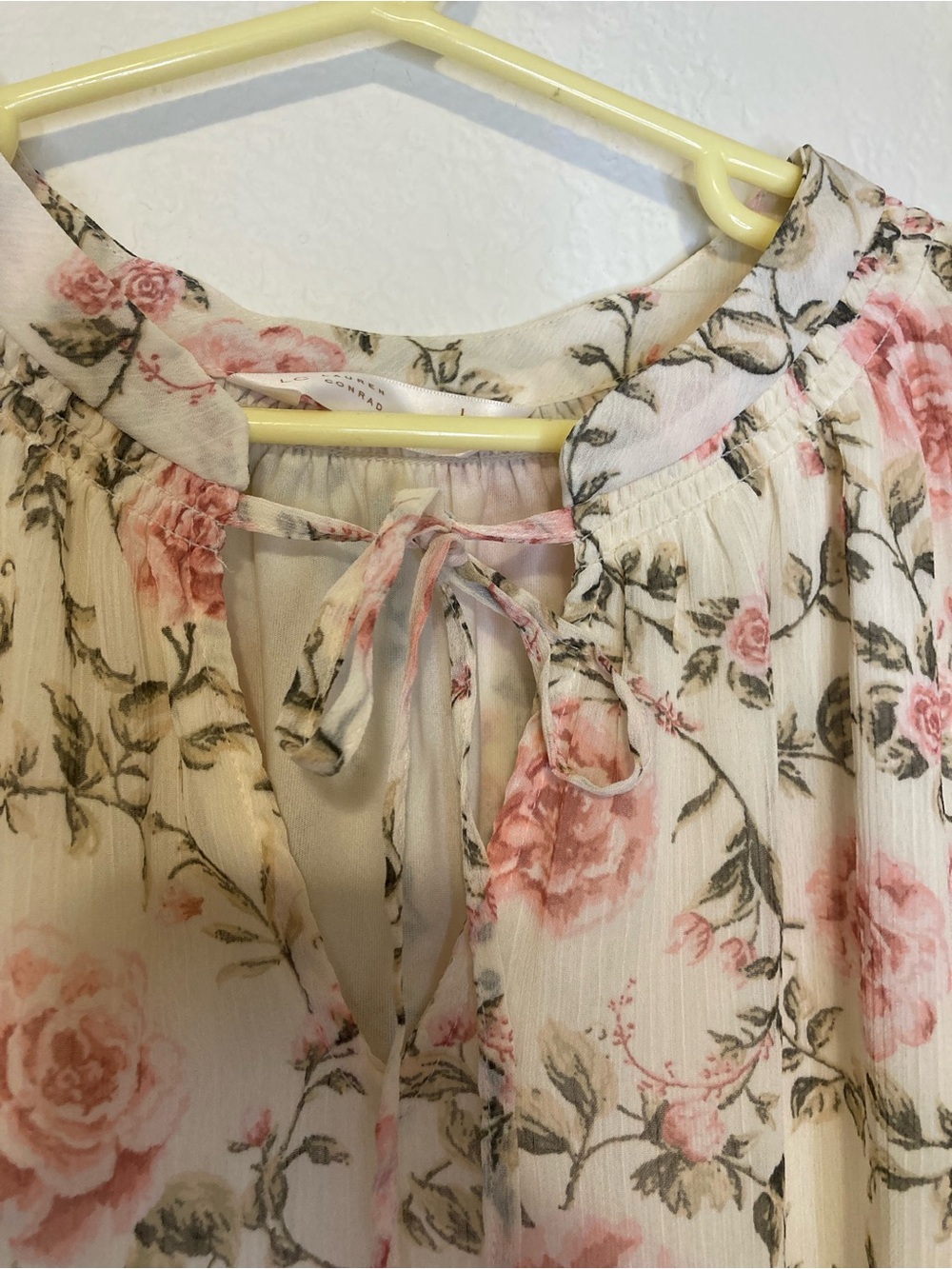 Women's Lauren Conrad Blouse Floral Ruffle Short Sleeve Keyhole Top Roses Size L - Picture 5 of 8